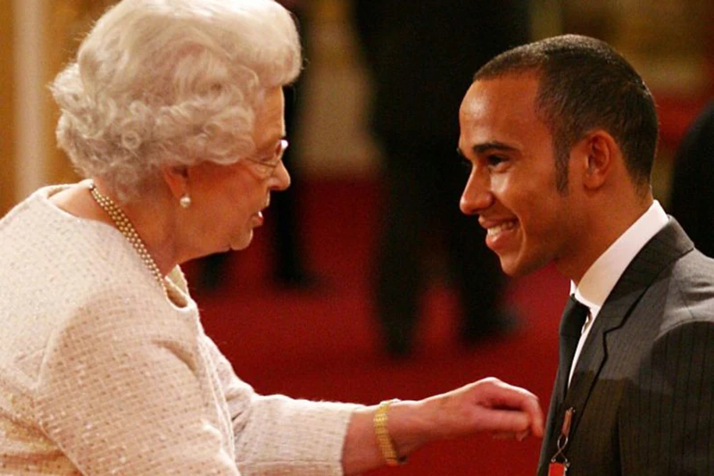 Nữ hoàng Anh trao huân chương cho Hamilton. (Ảnh: 24news)
