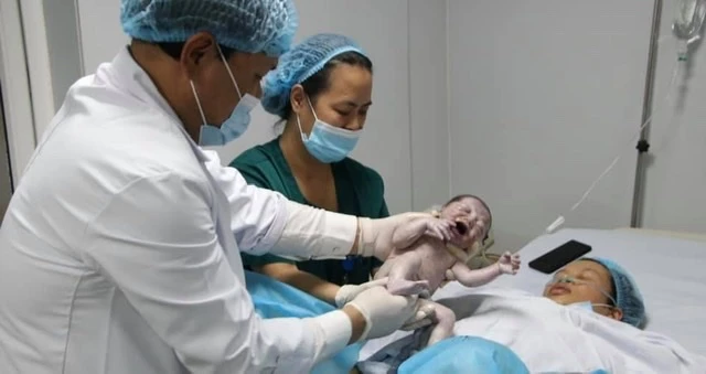 PGS, TS Trần Danh Cường chào đón em bé chào đời đầu tiên năm 2021. 