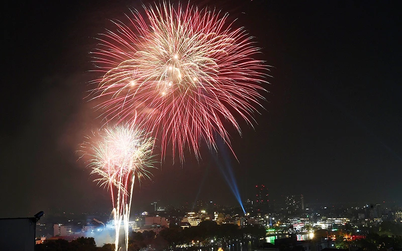 Màn pháo hoa rực rỡ chào đón năm mới 2021 tại khu vực hồ Hoàn Kiếm, Hà Nội. Ảnh: TIẾN TUẤN