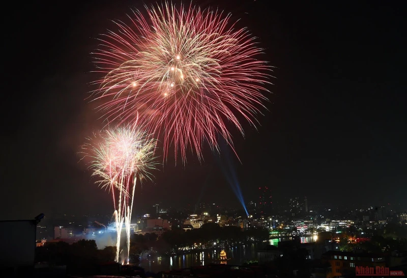 Pháo hoa rực sáng trên bầu trời Hà Nội vào thời khắc bước sang năm mới.