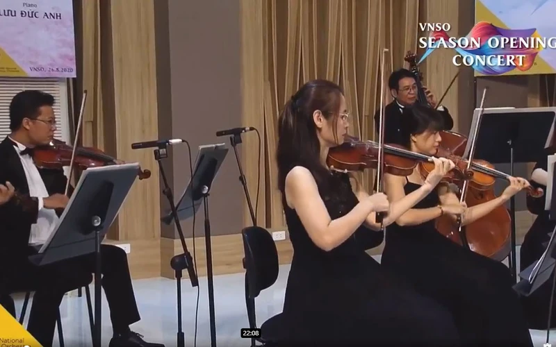 Các nghệ sĩ Dàn nhạc giao hưởng Việt Nam trình diễn trực tiếp trên trang Fanpage trong chương trình "Season opening concert".