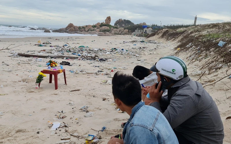 Bãi biển thôn Kê Gà, xã Tân Thành, nơi hai thanh niên tắm biển bị sóng cuốn trôi mất tích