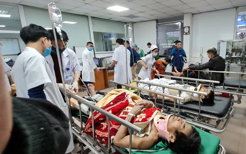  Các y, bác sĩ bệnh viện 115 đang cấp cứu các nạn nhân