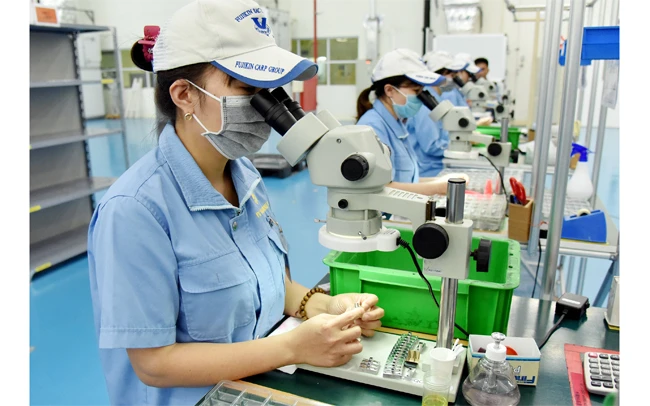 Sản xuất linh kiện cơ khí siêu chính xác tại Công ty TNHH Fujikin Bắc Ninh (Khu công nghiệp VSIP Bắc Ninh, thị xã Từ Sơn). Ảnh: ĐĂNG KHOA