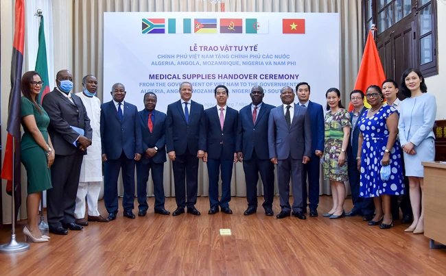 Các đại biểu dự lễ trao vật tư y tế của Việt Nam hỗ trợ các nước châu Phi chống Covid-19.