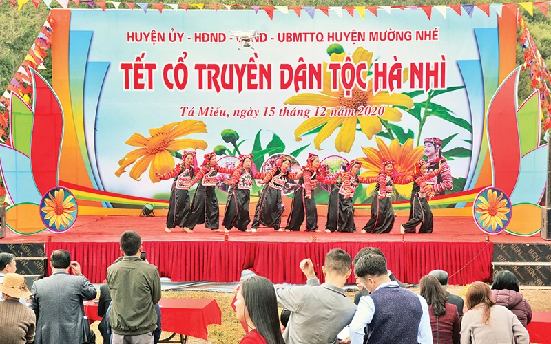 Người dân vui lễ hội Tết cổ truyền dân tộc Hà Nhì ở Mường Nhé (Điện Biên).