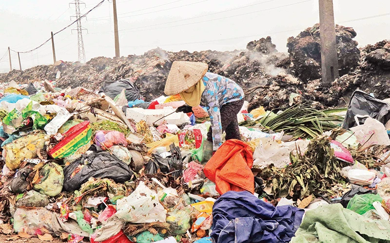 Bãi rác thải tự phát tại huyện Yên Phong, Bắc Ninh.