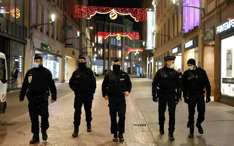 Cảnh sát tuần tra trong giờ giới nghiêm tại thành phố Metz ở vùng phía đông Grand Est ngày 2-1. (Ảnh: Le Monde).