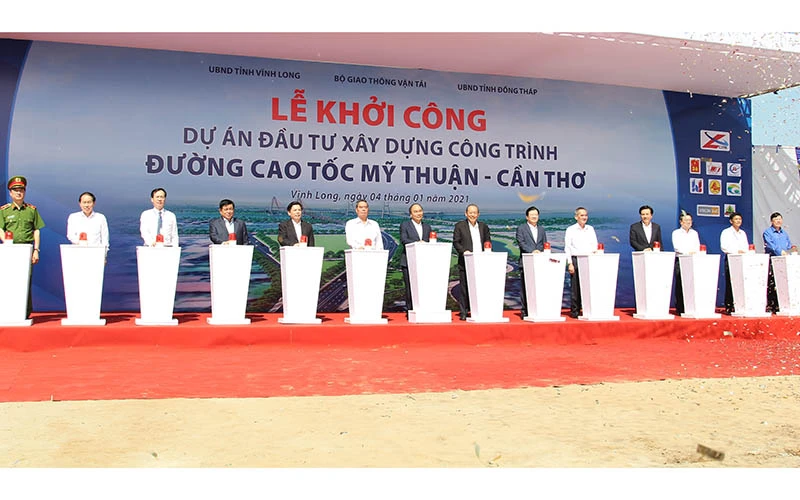 Thủ tướng Nguyễn Xuân Phúc cùng lãnh đạo Đảng, Nhà nước và các bộ, ngành Trung ương phát lệnh khởi công cao tốc Mỹ Thuận - Cần Thơ. 