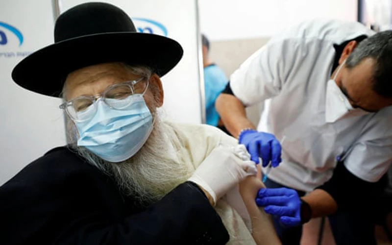 Mặc dù Israel đã tiến hành chương trình tiêm chủng vaccine ngừa Covid-19 cho người dân từ tháng trước, nhưng hiện nước này có thể phải giảm tốc hoặc thậm chí có thể ngừng hoàn toàn chương trình vì thiếu hụt vaccine. Ảnh: Reuters