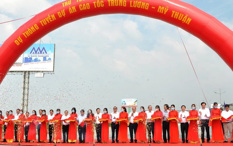 Thủ tướng Chính phủ Nguyễn Xuân Phúc, các Phó Thủ tướng và lãnh đạo các bộ, ngành, địa phương, doanh nghiệp cắt băng thông tuyến cao tốc Trung Lương - Mỹ Thuận.