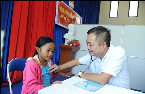 PGS Nguyễn Lân Hiếu, Giám đốc Bệnh viện Đại học Y Hà Nội thăm khám cho người bệnh.