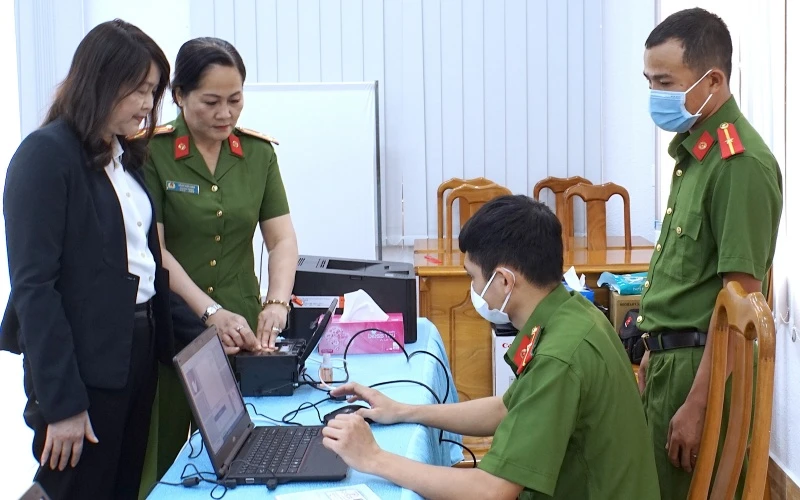 Lực lượng nghiệp vụ Công an tỉnh Cà Mau thu nhận thông tin cấp căn cước mới có gắn chíp, cho những công dân đầu tiên trong tỉnh.