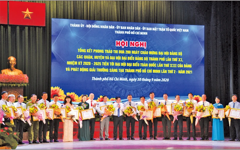 Lãnh đạo thành phố trao bằng khen cho các đơn vị đạt thành tích cao trong đợt thi đua 200 ngày chào mừng đại hội đảng bộ các cấp.