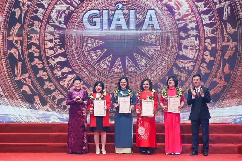 Chủ tịch QH Nguyễn Thị Kim Ngân và Trưởng ban Tuyên giáo T.Ư Võ Văn Thưởng trao giải A cho các tác giả, nhóm tác giả.