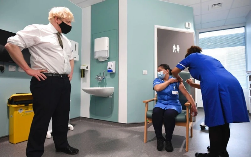 Thủ tướng Anh Boris Johnson theo dõi tiêm vaccine ngừa Covid-19 của AstraZeneca/Oxford. (Ảnh: Euronews)