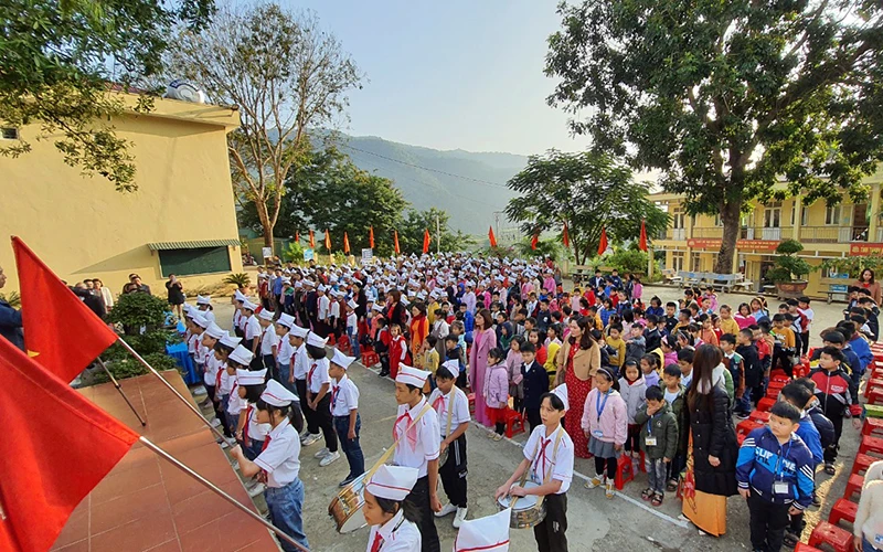 Giờ chào cờ của học sinh Trường tiểu học và THCS Mường Lát (huyện Mường Lát, Thanh Hóa).