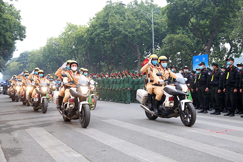 Công an Hà TP Nội ra quân bảo đảm trật tự an toàn giao thông sáng 5-1.