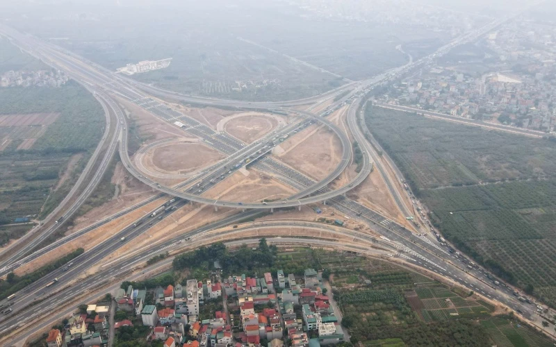 Dự án đầu tư xây dựng hoàn chỉnh nút giao đường Vành đai 3 với đường cao tốc Hà Nội - Hải Phòng có chiều dài 1,5 km kết nối với đường Cổ Linh, tổng vốn đầu tư là hơn 400 tỷ đồng.