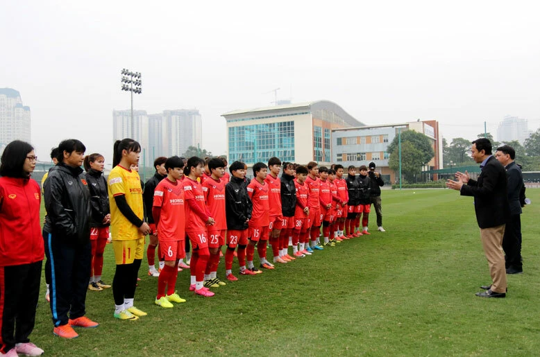 Phó Chủ tịch thường trực Liên đoàn Bóng đá Việt Nam (LĐBĐVN) Trần Quốc Tuấn chia sẻ cùng toàn đội. (Ảnh: VFF)