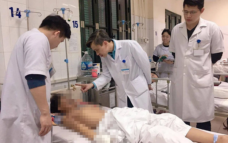 PGS, TS Nguyễn Mạnh Khánh đang thăm khám cho bệnh nhân.