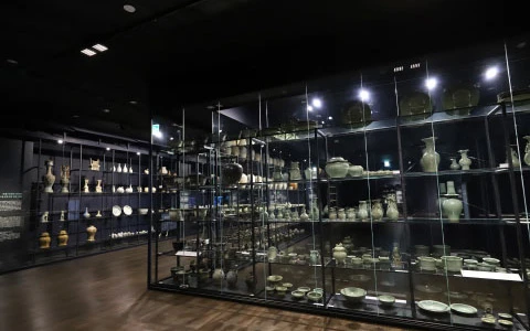 Các hiện vật gốm sứ Việt Nam được trưng bày tại Bảo tàng quốc gia Gwangju Hàn Quốc. 