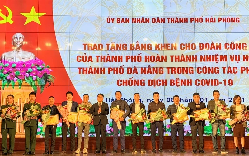 Khen thưởng các cá nhân tham gia hỗ trợ Đà Nẵng chống dịch Covid-19.