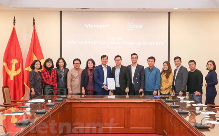 Đại diện báo điện tử VietnamPlus, Trung tâm kỹ thuật Thông tấn (thuộc TTXVN) và đại diện công ty Insider tại lễ ký kết thỏa thuận hợp tác. Ảnh: Lê Minh Sơn
