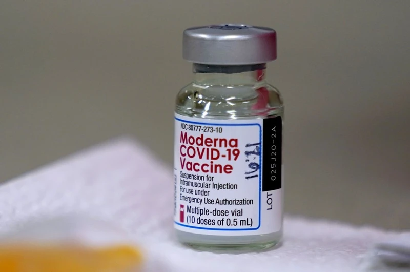 Lọ vaccine Covid-19 của Moderna. Ảnh: AP.