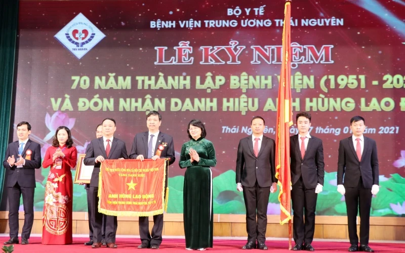 Phó Chủ tịch nước Đặng Thị Ngọc Thịnh trao danh hiệu cao quý cho Bệnh viện Trung ương Thái Nguyên.