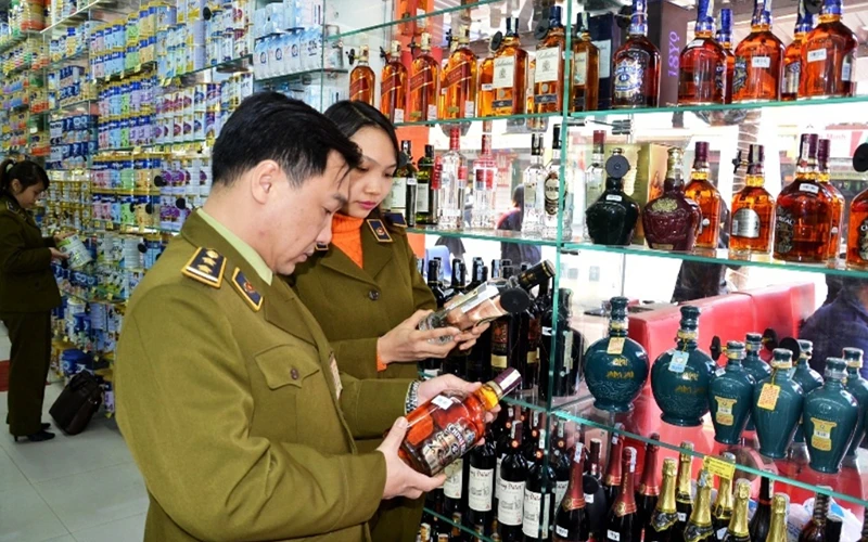 Lực lượng quản lý thị trường Lào Cai kiểm tra hàng hóa phục vụ Tết Nguyên đán.Ảnh: QUỐC HỒNG