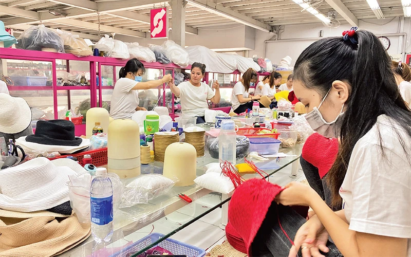Người lao động làm việc ổn định tại Công ty TNHH Thời trang Nón Sơn (huyện Hóc Môn, TP Hồ Chí Minh).