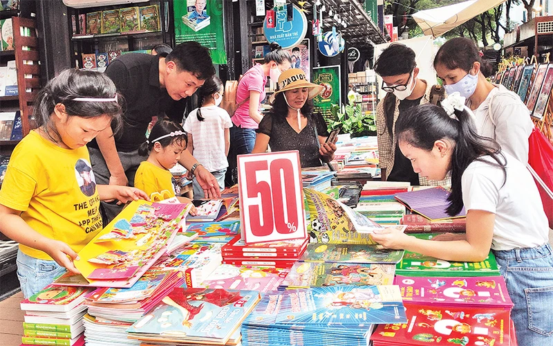 Chương trình Tuần lễ sách hay của Nhà xuất bản Tổng hợp TP Hồ Chí Minh tại đường sách.