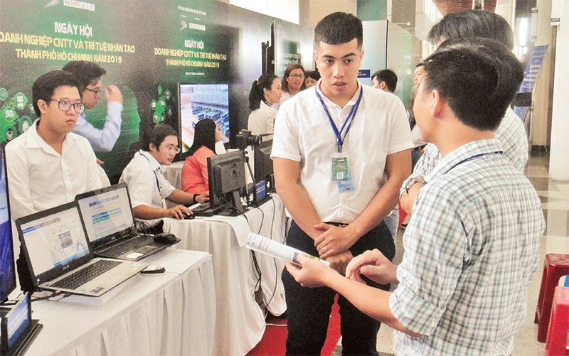 Các doanh nghiệp công nghệ thông tin trưng bày sản phẩm tại Ngày hội Doanh nghiệp công nghệ thông tin và trí tuệ nhân tạo TP Hồ Chí Minh năm 2019.