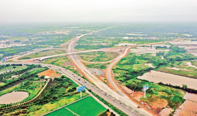 Nút giao thông Thần Cửu Nghĩa, điểm tiếp nối vào đường cao tốc TP Hồ Chí Minh - Trung Lương. Ảnh: THANH XUÂN