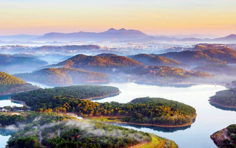 Một góc Khu du lịch quốc gia hồ Tuyền Lâm nhìn từ trên cao.