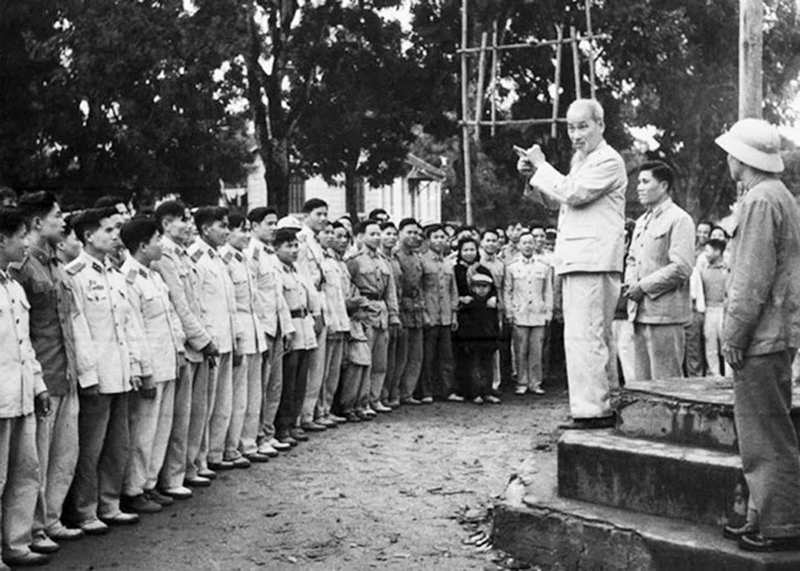 Chủ tịch Hồ Chí Minh thăm đơn vị Công an nhân dân vũ trang bảo vệ Thủ đô Hà Nội, ngày 14-2-1961. Ảnh: Tư liệu TTXVN