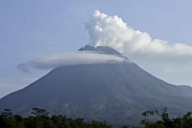 Núi Merapi phun ra khí nóng vào ngày 7-1 nhìn từ Sleman, Yogyakarta, Indonesia. Ảnh AP.