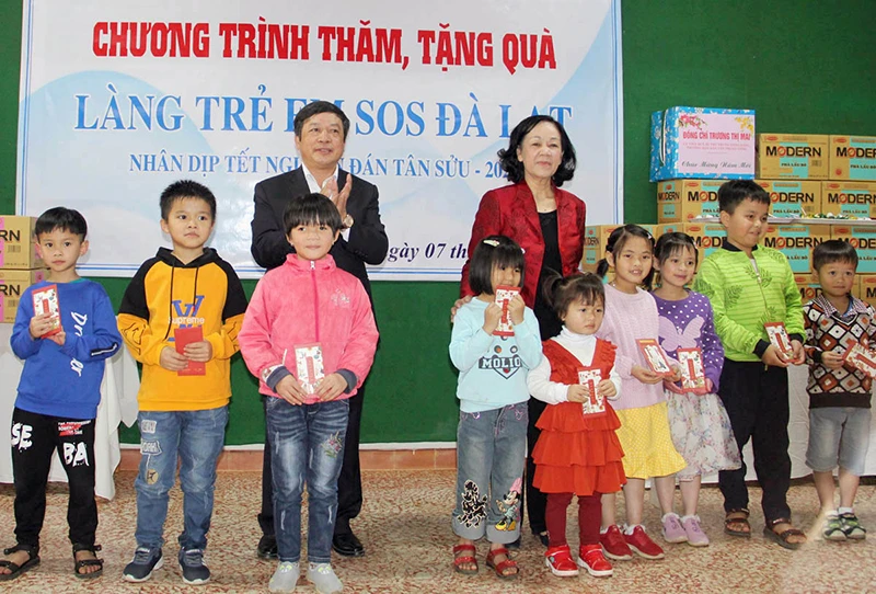 Đồng chí Trương Thị Mai và Trưởng Đoàn đại biểu Quốc hội tỉnh Lâm Đồng Đoàn Văn Việt trao quà tặng Làng trẻ em SOS Đà Lạt.