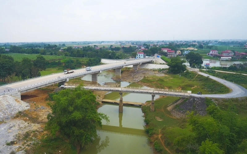 Cầu Vàng (Thanh Hóa) mới xây rộng 33m, nối nhịp cầu giữa xã Yên Thịnh, huyện Yên Định và xã Xuân Minh, huyện Thọ Xuân.
