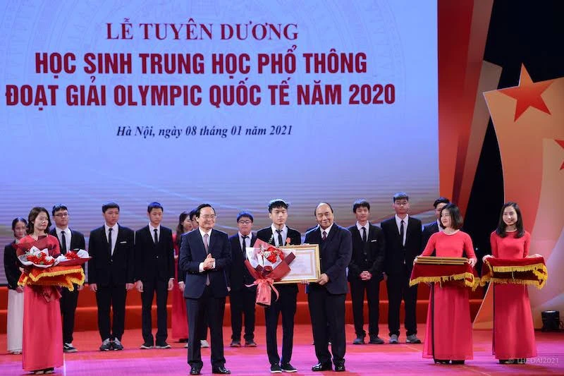 Thủ tướng Chính phủ Nguyễn Xuân Phúc, Bộ trưởng GD-ĐT Phùng Xuân Nhạ trao bằng khen cho các học sinh 