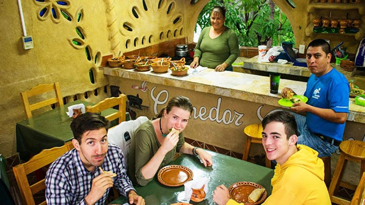 Du khách thưởng thức ẩm thực địa phương tại một nhà hàng ở Sierra Gorda. Ảnh: WN