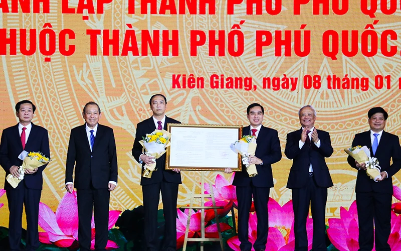 Lãnh đạo Đảng và Nhà nước trao Nghị quyết của Ủy ban Thường vụ Quốc hội về thành lập TP. Phú Quốc cho lãnh đạo TP Phú Quốc và lãnh đạo tỉnh Kiê Giang.