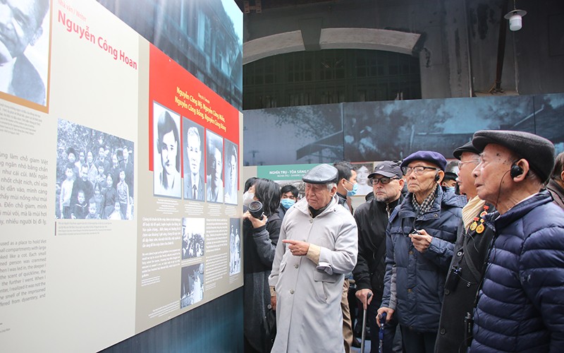 Các đại biểu tham quan những hiện vật, hình ảnh về truyền thống Cách mạng.