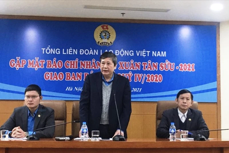 Phó Chủ tịch Thường trực Tổng LĐLĐ Việt Nam phát biểu ý kiến tại cuộc Giao ban báo chí ngày 8-1.