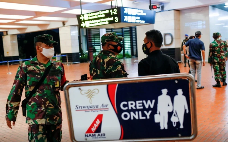 Binh sĩ có mặt tại Sân bay quốc tế Soekarno-Hatta, sau khi máy bay của hãng hàng không Sriwijaya Air bị mất liên lạc. (Ảnh: Reuters)