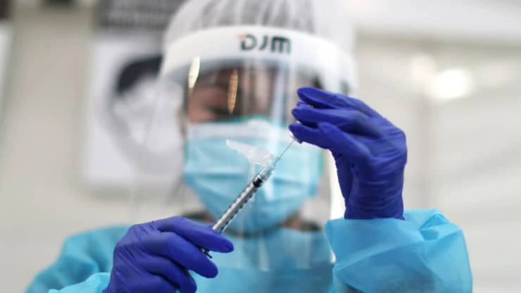 Nhân viên y tế chuẩn bị tiêm vaccine ngừa Covid-19 do Pfizer phát triển tại Los Angeles, California, Mỹ ngày 7-1. Ảnh: Reuters.