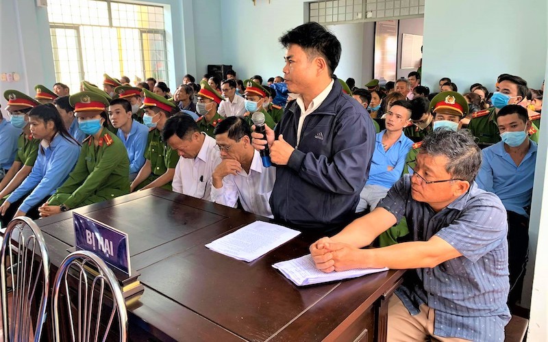 Các cán bộ xã Tam Giang với tư cách là bị hại tại phiên tòa xét xử sơ thẩm ngày 28-9-2020.