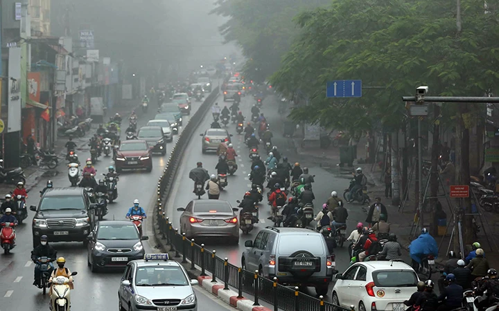 Tình trạng ô nhiễm không khí tại Hà Nội luôn ở mức báo động trong thời gian gần đây. Ảnh: NGỌC CHÂU
