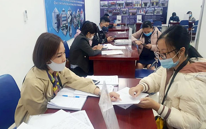Người lao động đến ứng tuyển tại Sàn giao dịch việc làm Hà Nội (số 215 Trung Kính, quận Cầu Giấy). Ảnh: MINH NGỌC